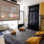 Capsule Premium Balneo & Cinema شقة فالنسيان